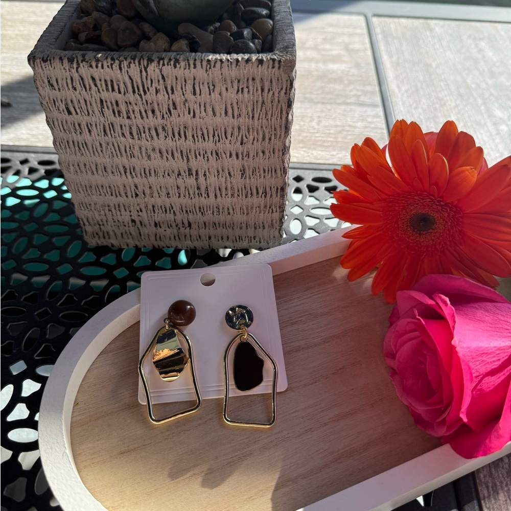 Gold Geometric Earrings 🤍